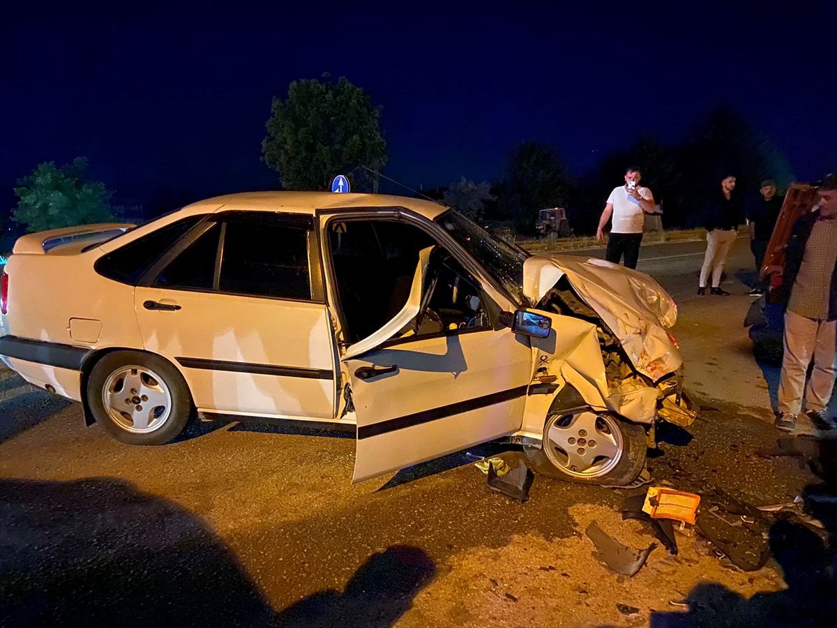Kastamonu'nun Taşköprü ilçesinde iki otomobilin karıştığı trafik kazası.