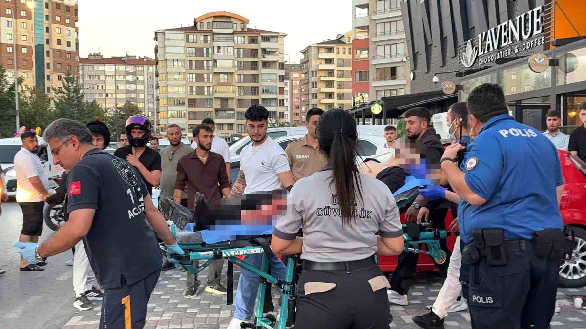 Kayseri'de AVM önünde bıçaklı kavga: 1 yaralı
