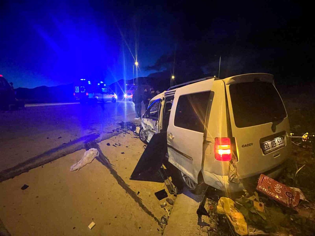 Kayseri-Develi Karayolu'nda meydana gelen trafik kazasına ilişkin genel bir görünüm.