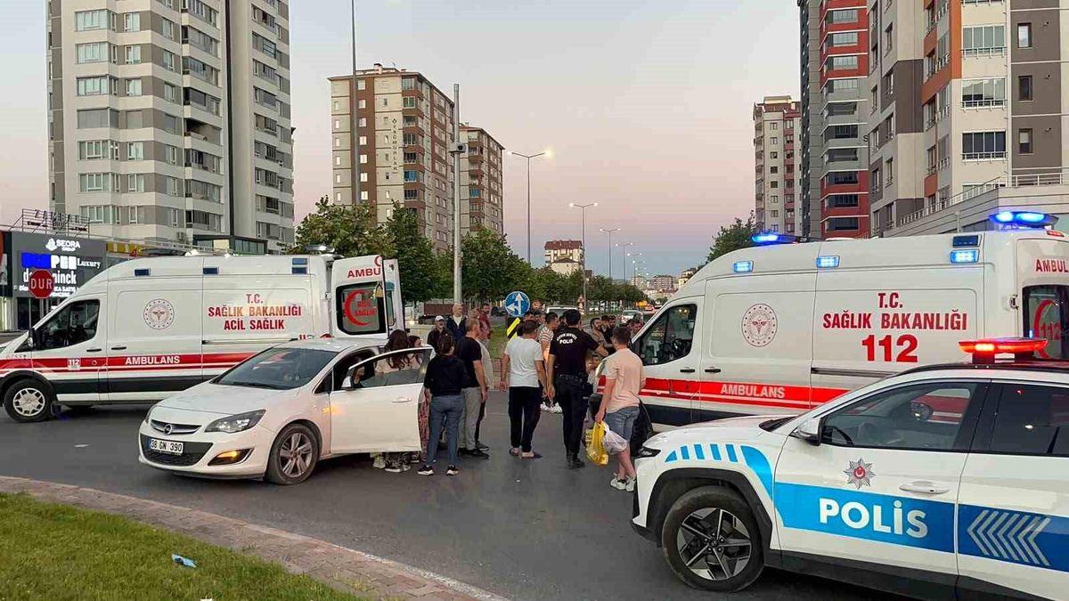 Kayseri'de trafik kazası sonrası olay yeri.