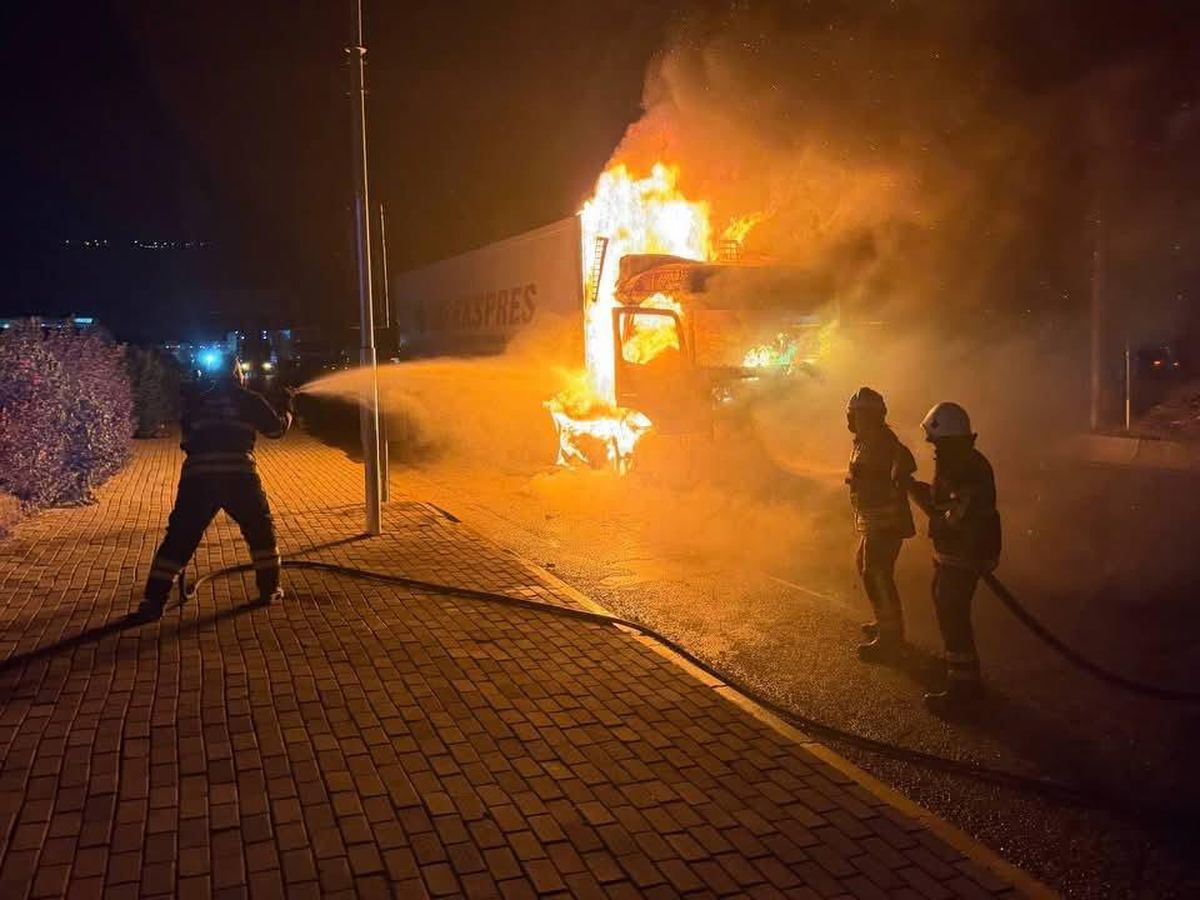 Kırıkhan'da tır alevlere teslim oldu