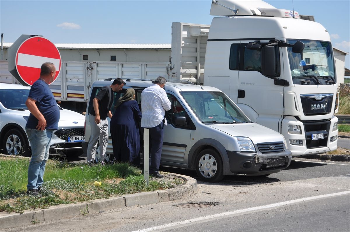 Kırklareli'nde iki hafif ticari aracın çarpıştığı kazada 2 kişi yaralandı