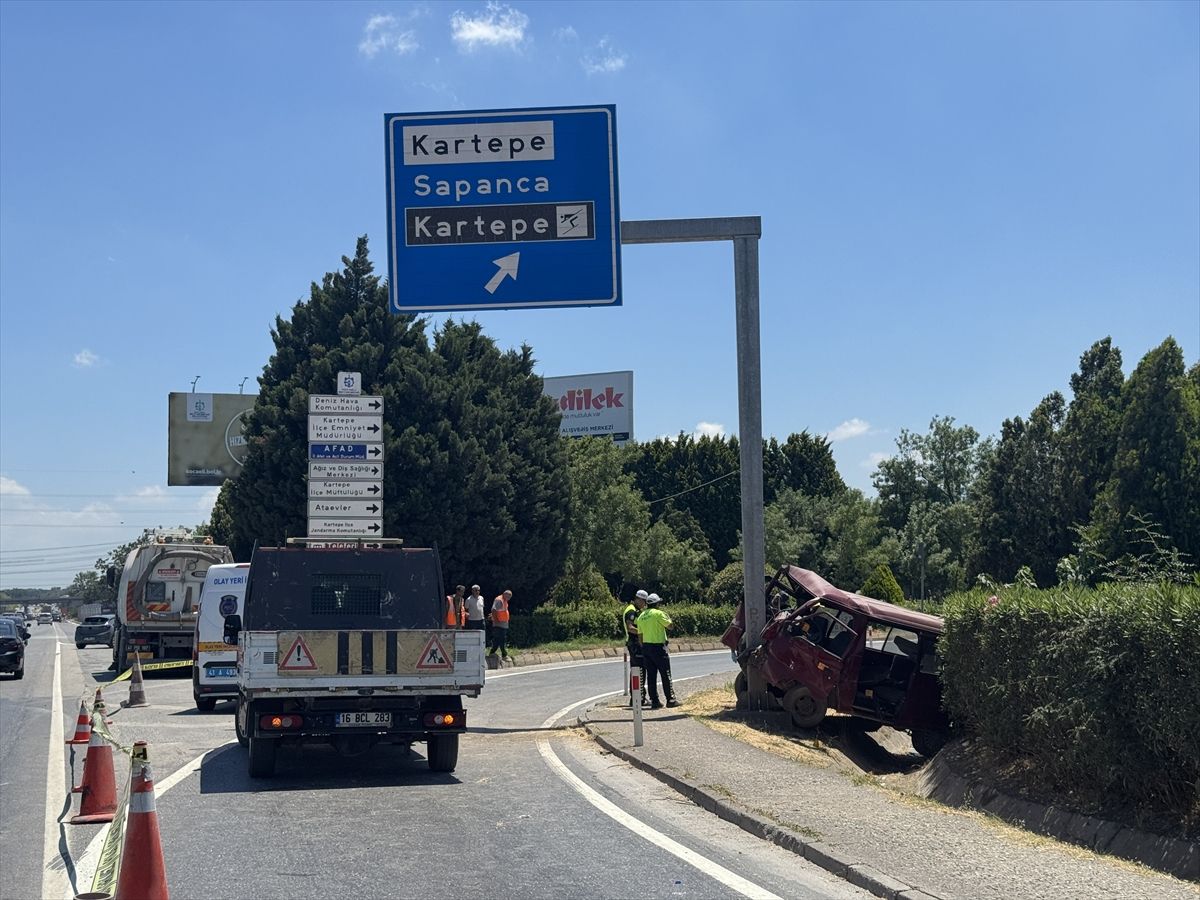 Kocaeli'de yön tabelasına çarpan panelvandaki 1 kişi öldü, 2 kişi yaralandı