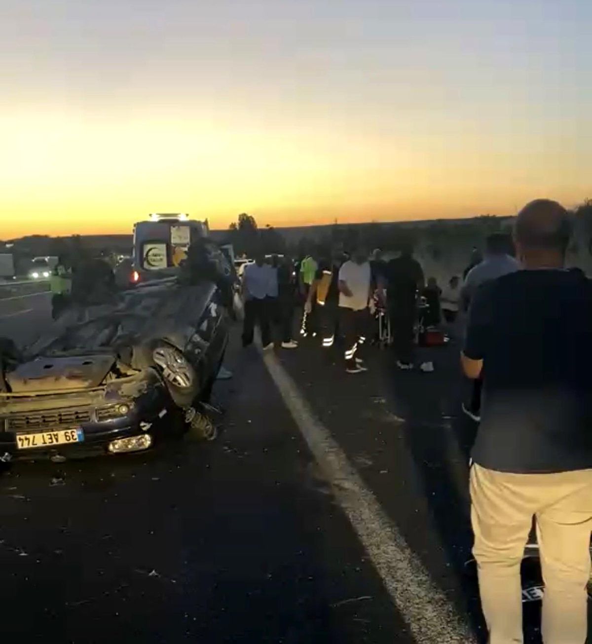 Lastiği patlayan otomobil bariyerlere çarparak takla attı: 2 yaralı