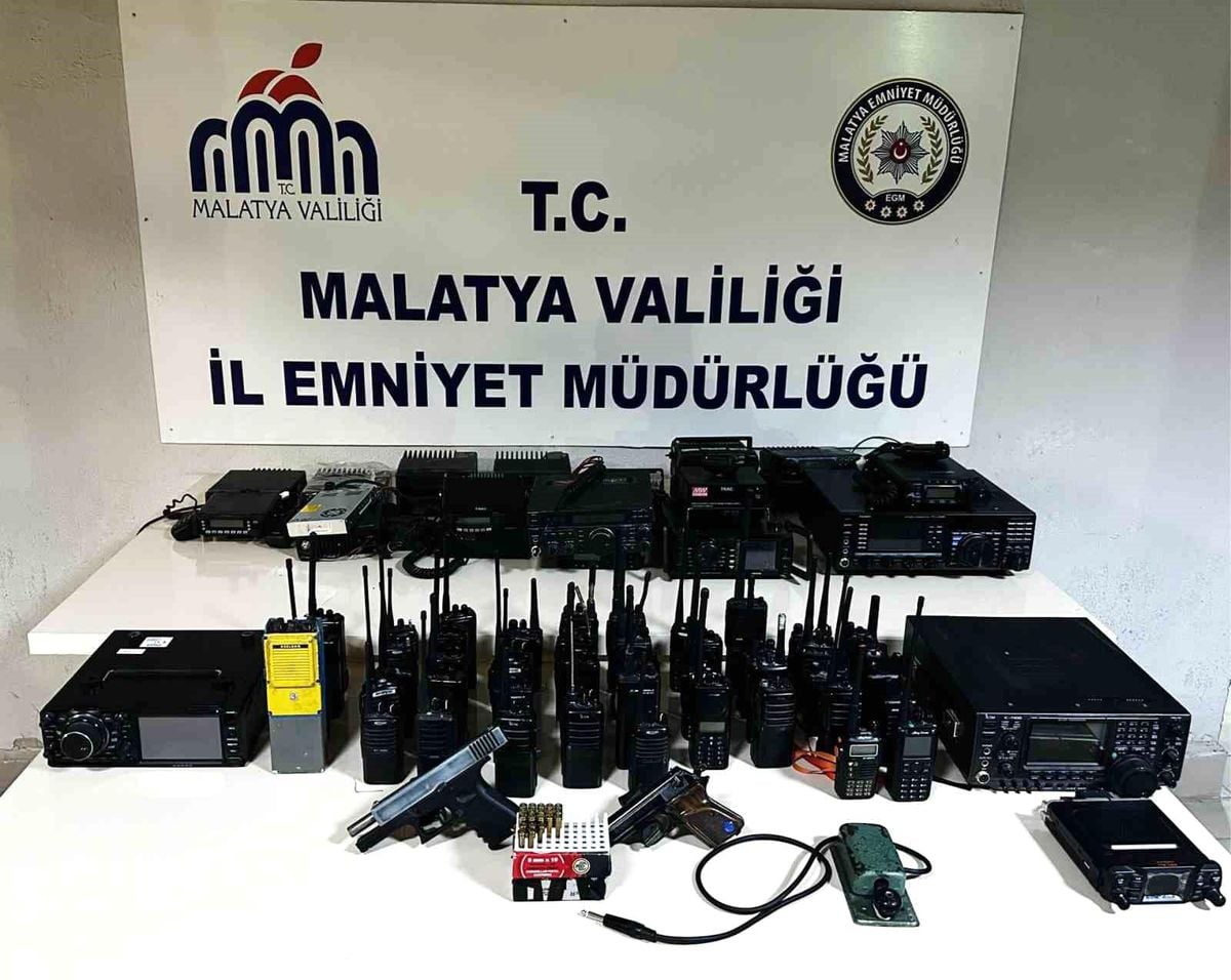 Malatya'da polis operasyonu sonucu ele geçirilen telsizler ve silahlar.