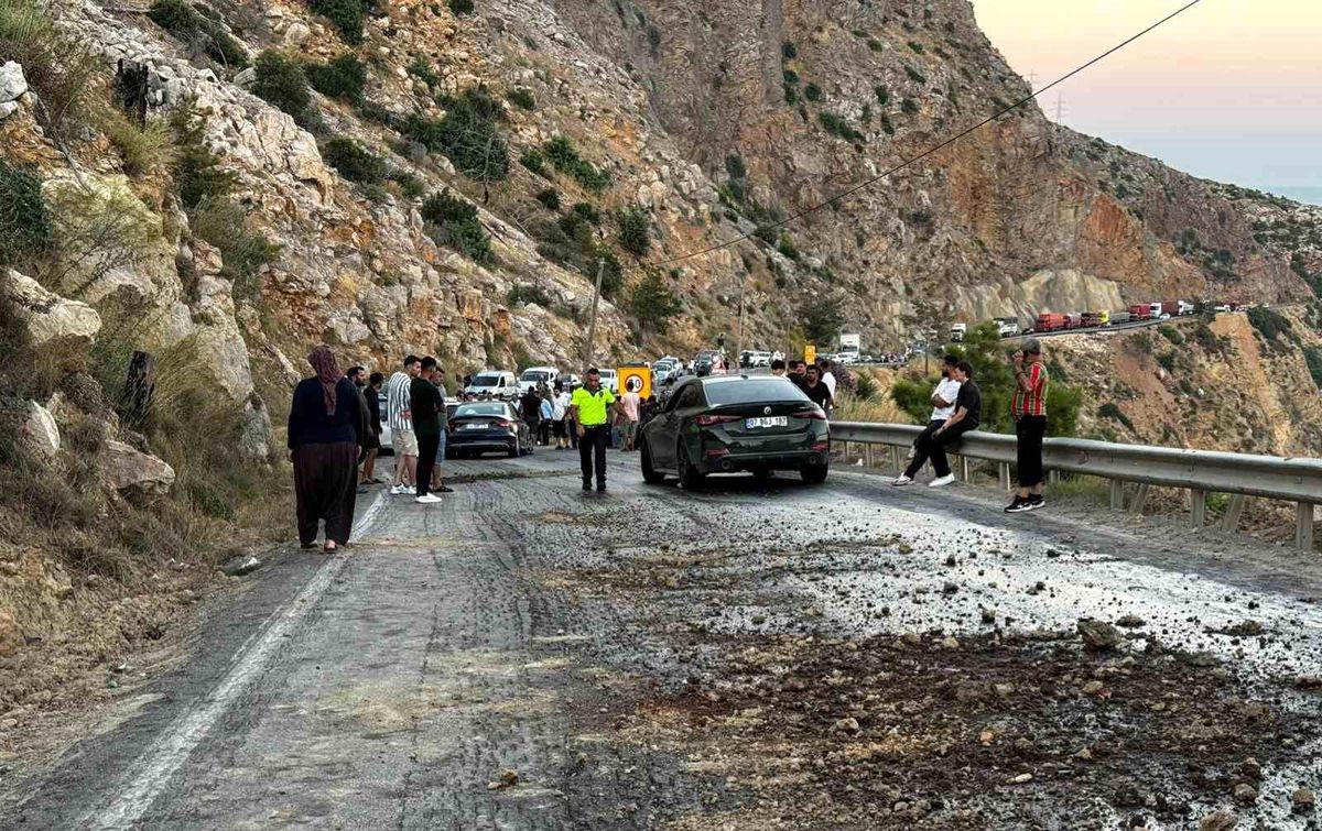 Mersin'de yola dökülen mazot nedeniyle meydana gelen zincirleme kaza sonrası olay yeri