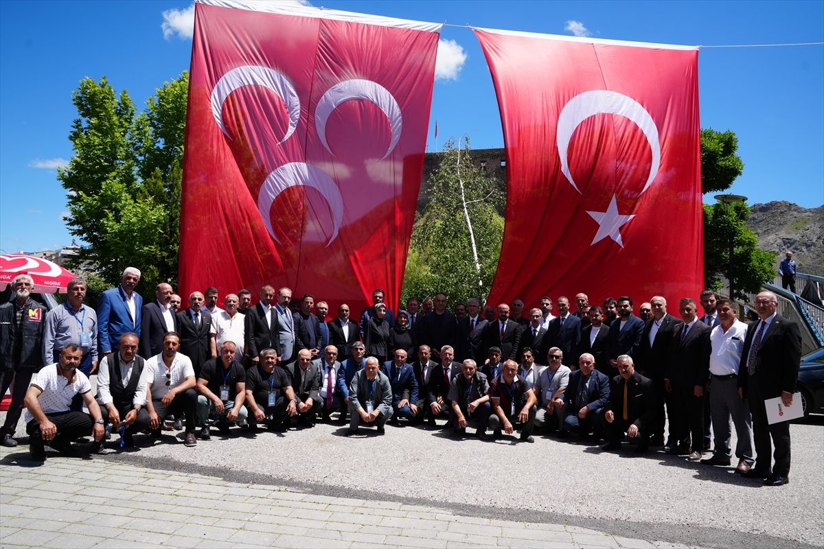 MHP Oltu İlçe Kongresi'nde Vedat Sağlam'ın yeniden ilçe başkanlığına seçilmesini gösteren bir fotoğraf.