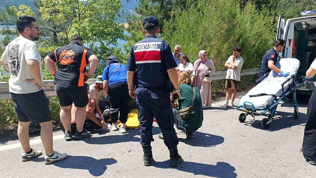 Motosiklet ile minibüs çarpıştı: Motosiklet sürücüsü hayatını kaybetti