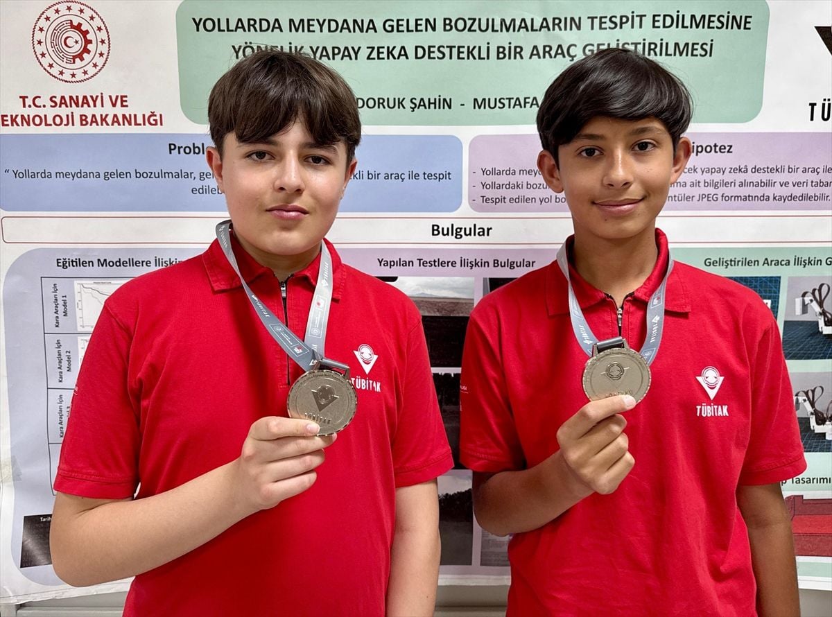 Ortaokul öğrencileri yollardaki çukur ve çatlakları tespit eden yapay zeka destekli cihaz geliştirdi