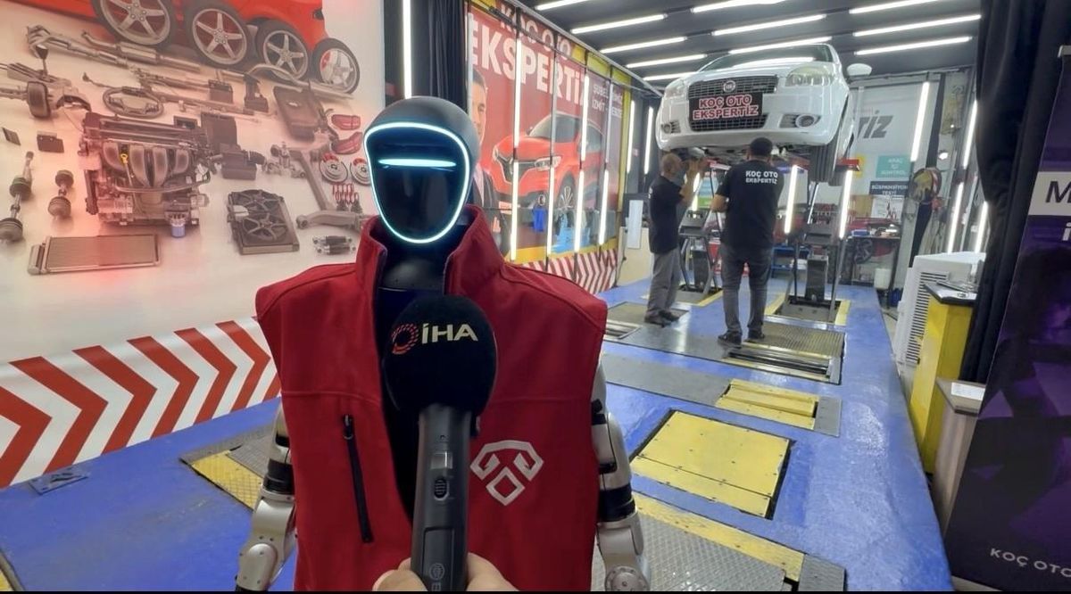 Gebze'deki bir oto ekspertiz merkezinde görev yapan yapay zeka destekli robot 'Koç'un bir görüntüsü.