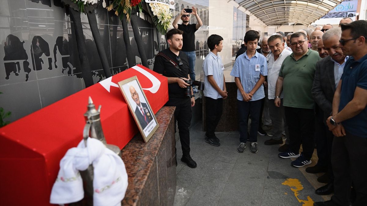 Sabah gazetesi yazarı Müderrisoğlu'nun Kıbrıs gazisi babası Düzce'de son yolculuğuna uğurlandı