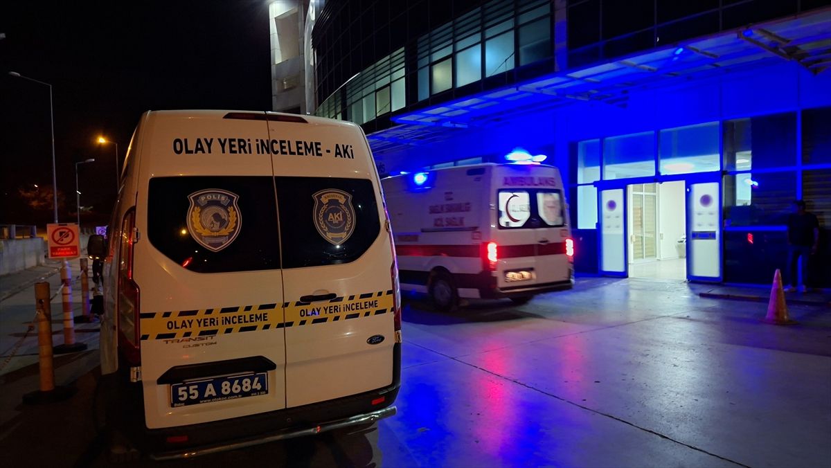 Bafra'da bir kafeterya önünde silahlı saldırı sonrası polis incelemesi.