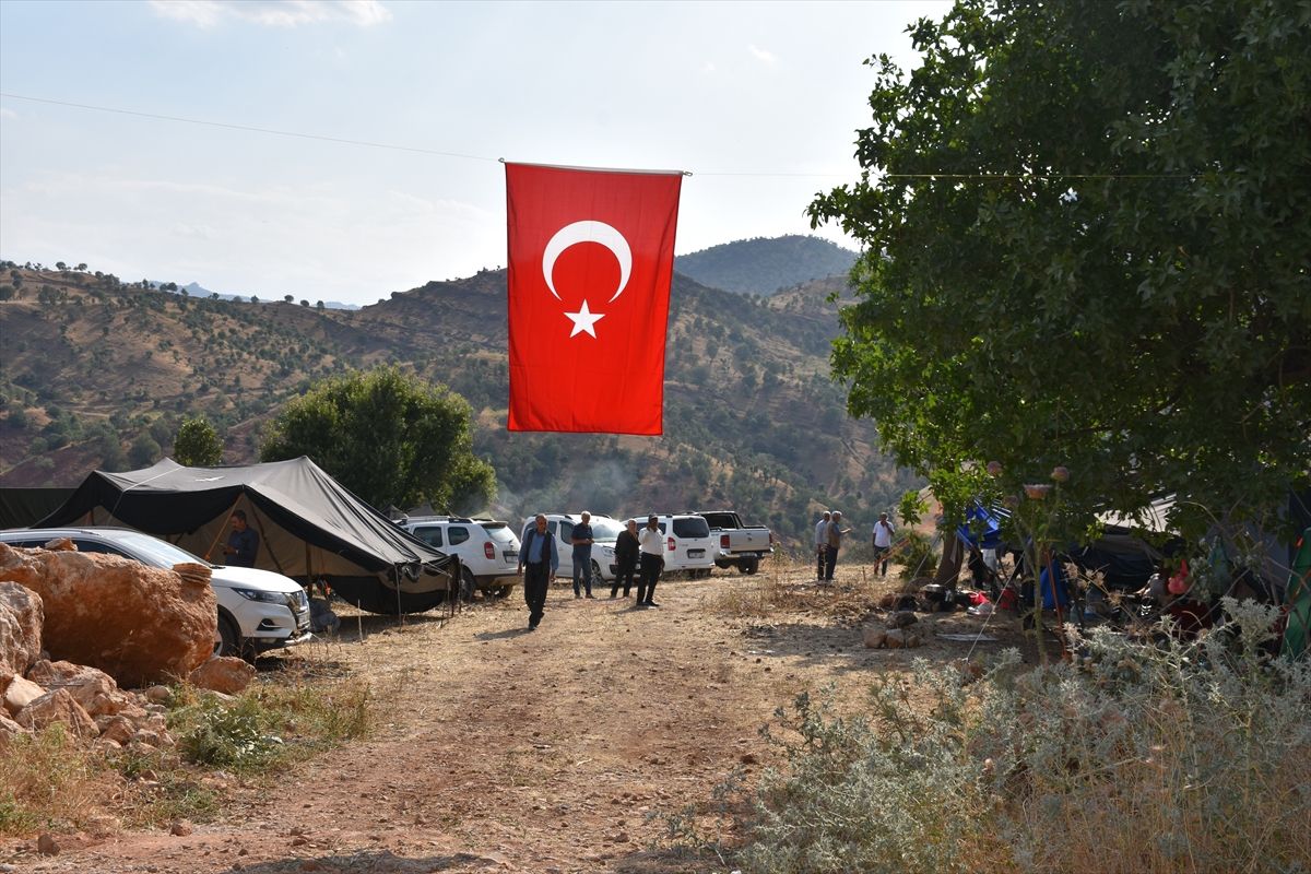 Şırnak'ın Kuşkonar köyünde Gabar Dağı eteklerinde kurulan çadırlar ve köye dönme umudu taşıyan köylüler.