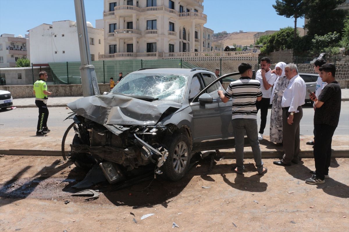 Şırnak'ta hafif ticari araç ile otomobilin çarpıştığı kazada 4 kişi yaralandı