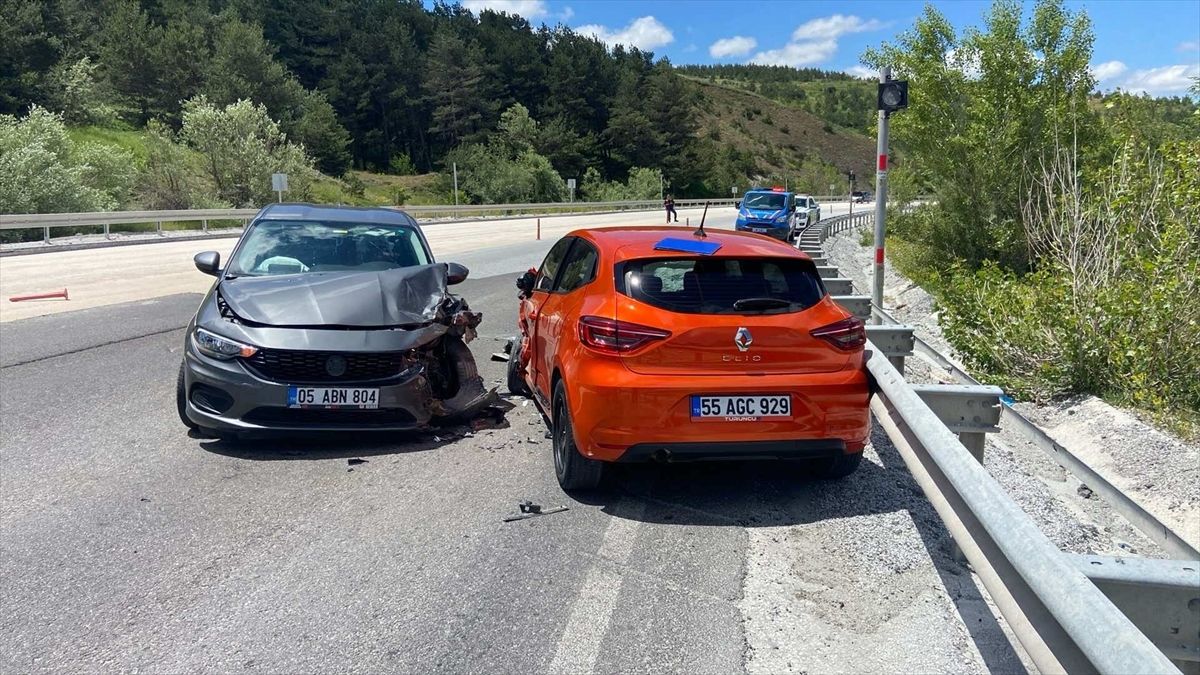 Tokat'ta iki otomobilin çarpıştığı kazada 3 kişi yaralandı