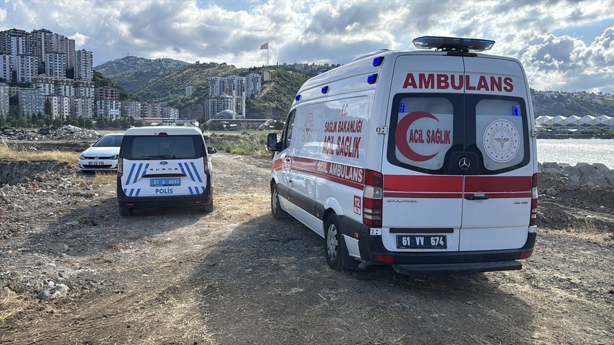 Trabzon'da dolgu alanındaki beton blokların arasına düşen kişi yaralandı