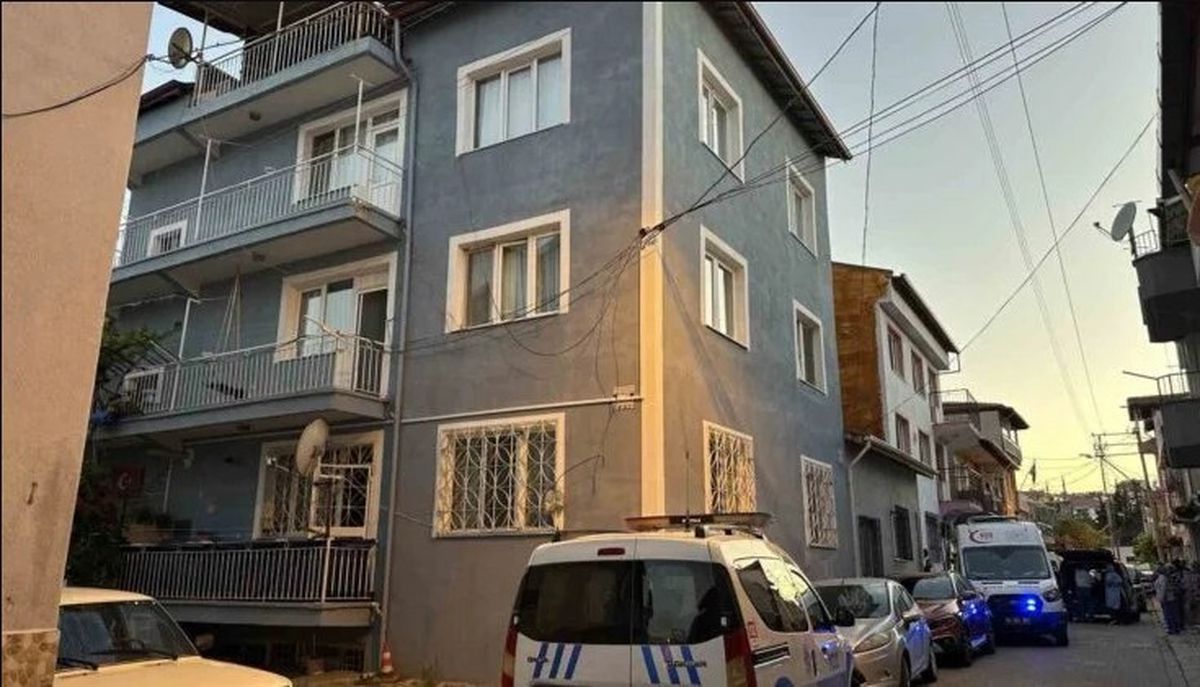Uşak'ta bir apartmanın 3. kat balkonundan düşen kadının hayatını kaybettiği olayla ilgili soruşturma başlatıldı.