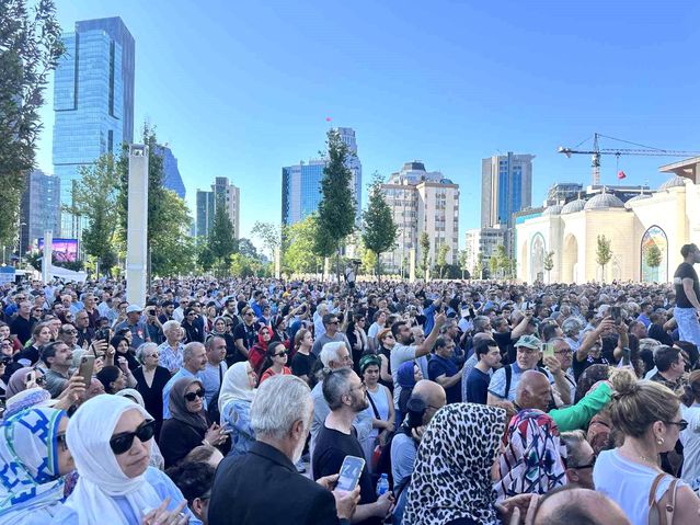 Usta oyuncu Kadir İnanır son yolculuğuna uğurlandı
