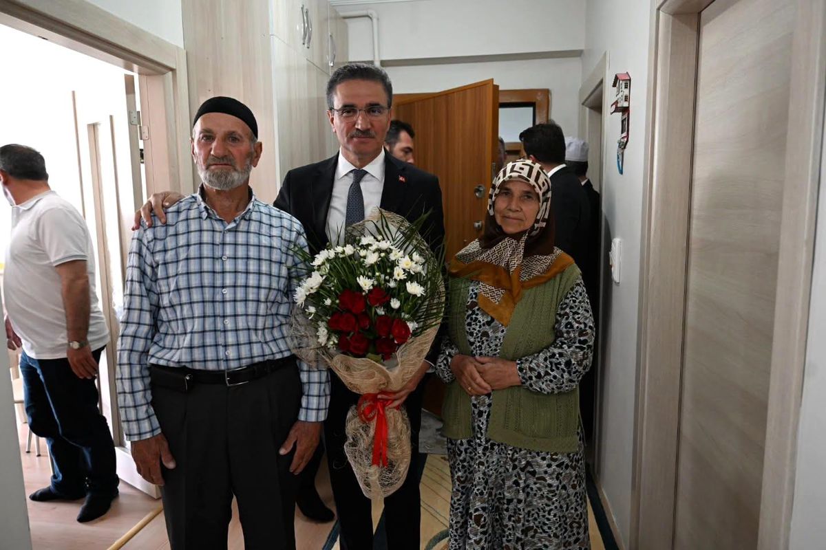 Erzurum Valisi Aydın Baruş'un Narman'daki ziyaretinden bir kare.
