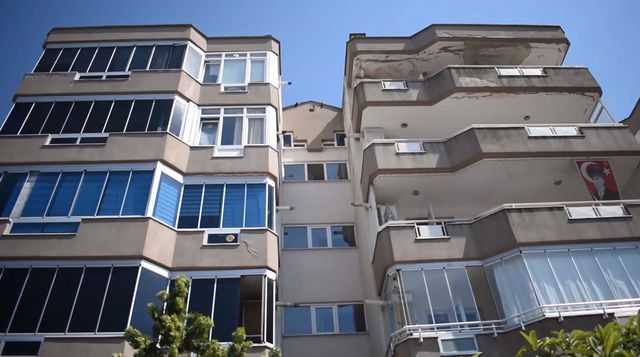 Bursalı yaşlı adam çöp evi nedeniyle mahsur kaldı
