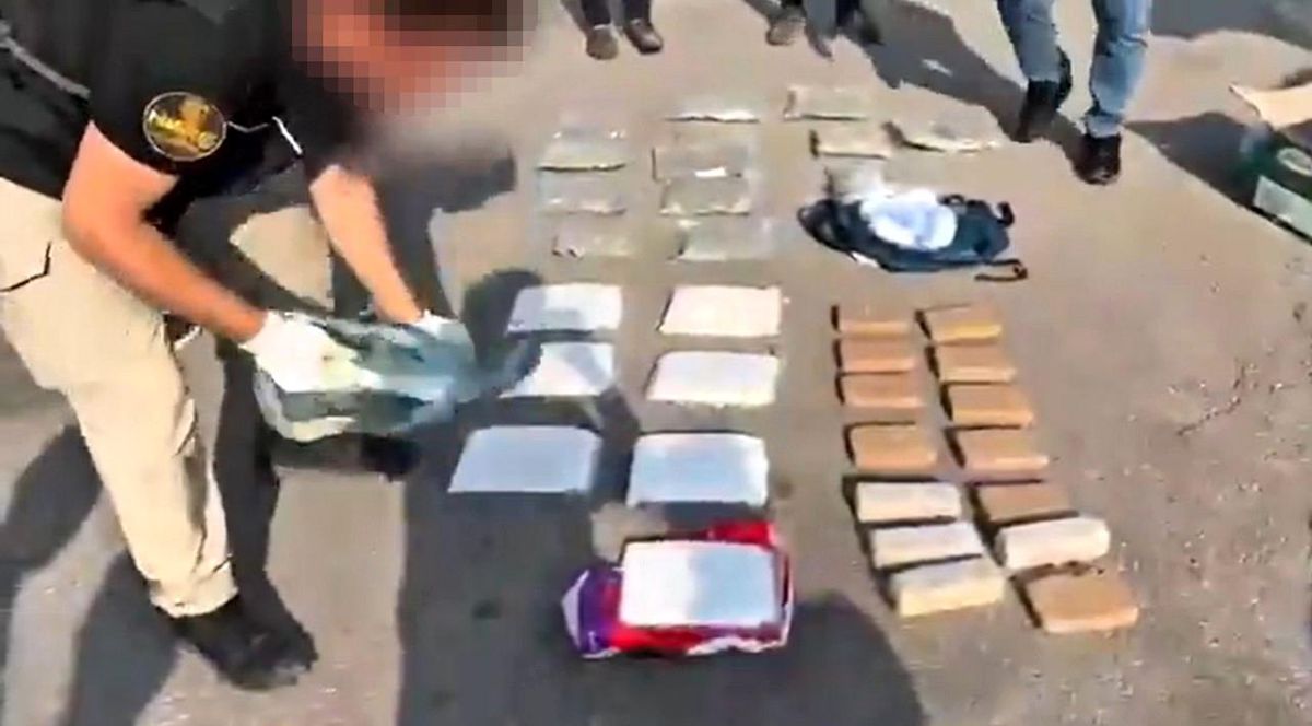 Hakkari'de bir araçta yapılan operasyonda uyuşturucu maddeleri gösteren polis ekipleri.
