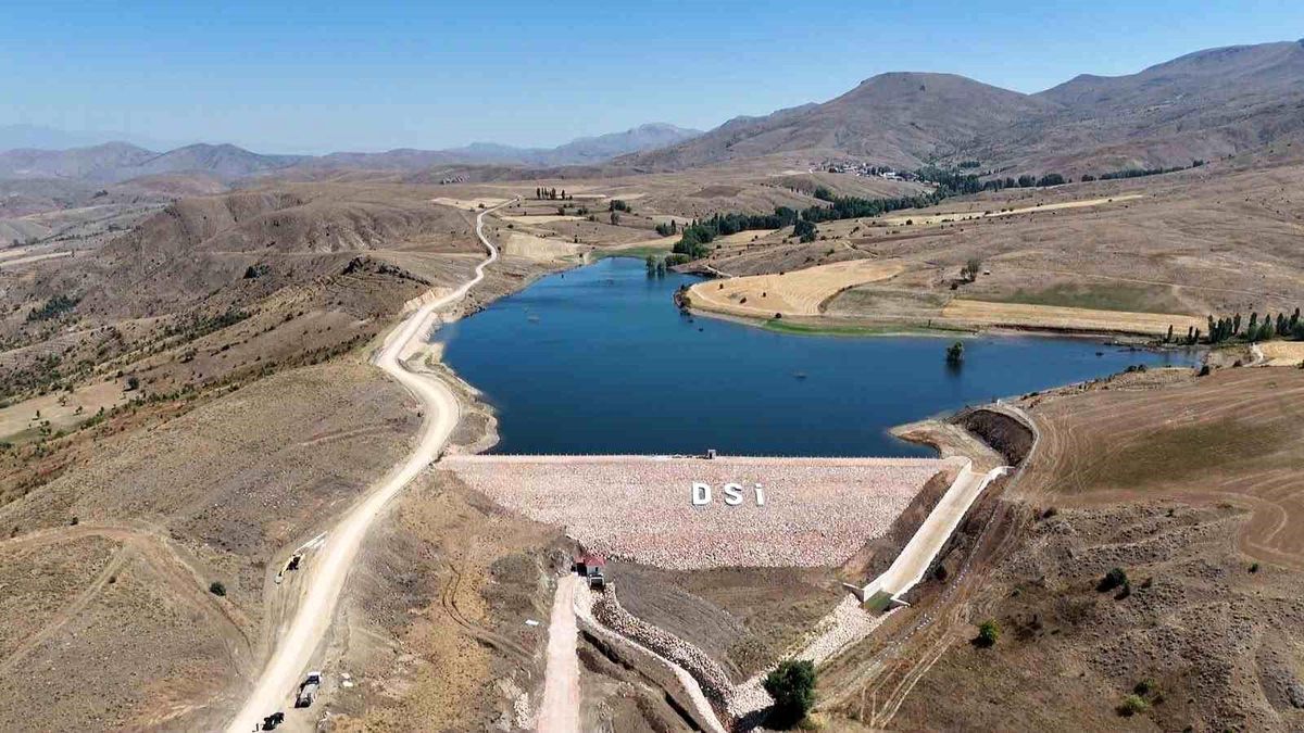 Bayburt Uluçayır Göleti Sulama Projesi inşaatından genel görünüm.