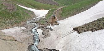 Ağrı'da haziranın sonunda karla kaplı olan yayla yolları göçerler için açılıyor