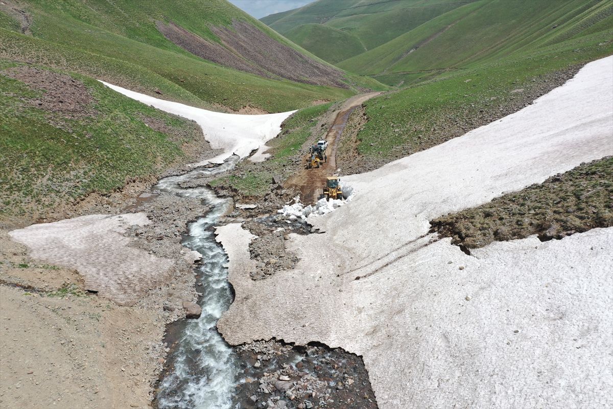 Ağrı'da haziranın sonunda karla kaplı olan yayla yolları göçerler için açılıyor