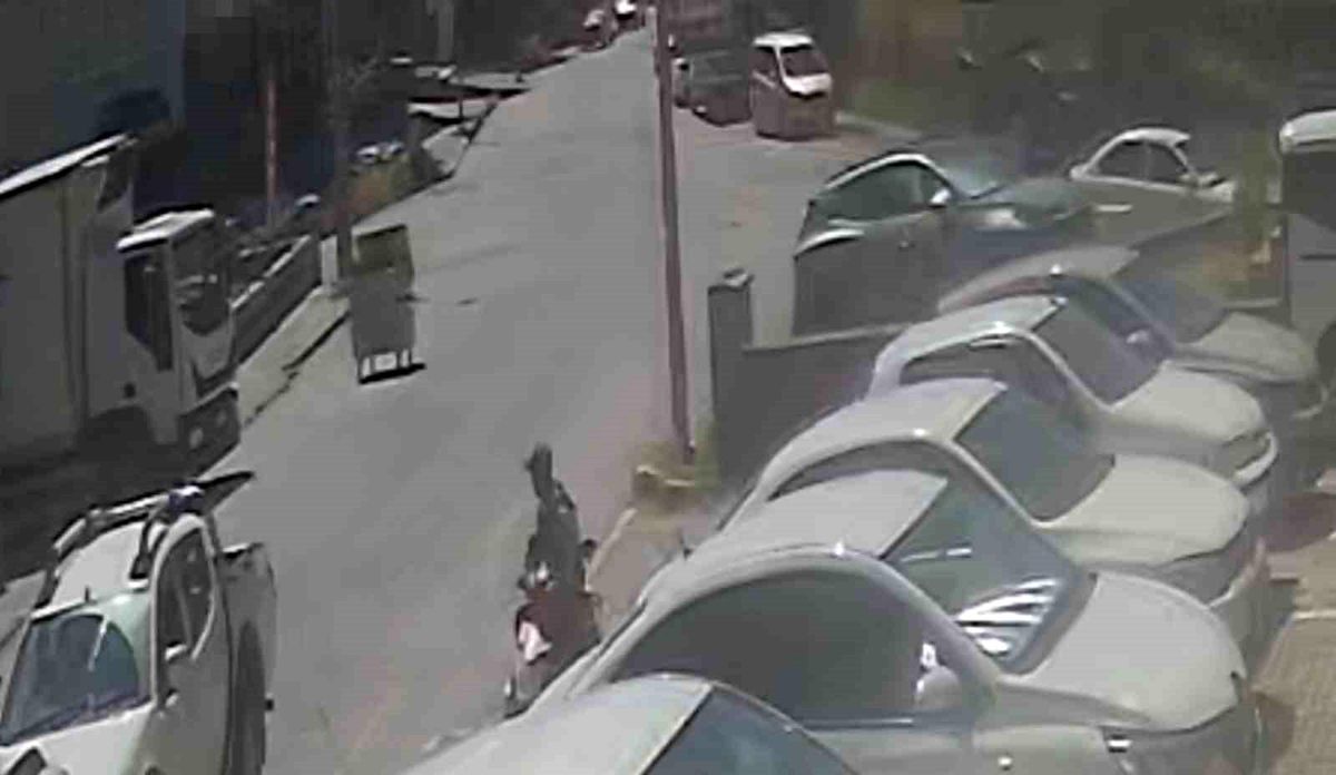 Bitlis'te çöp konteyneri caddeye düştü, korku dolu anlar kamerada
