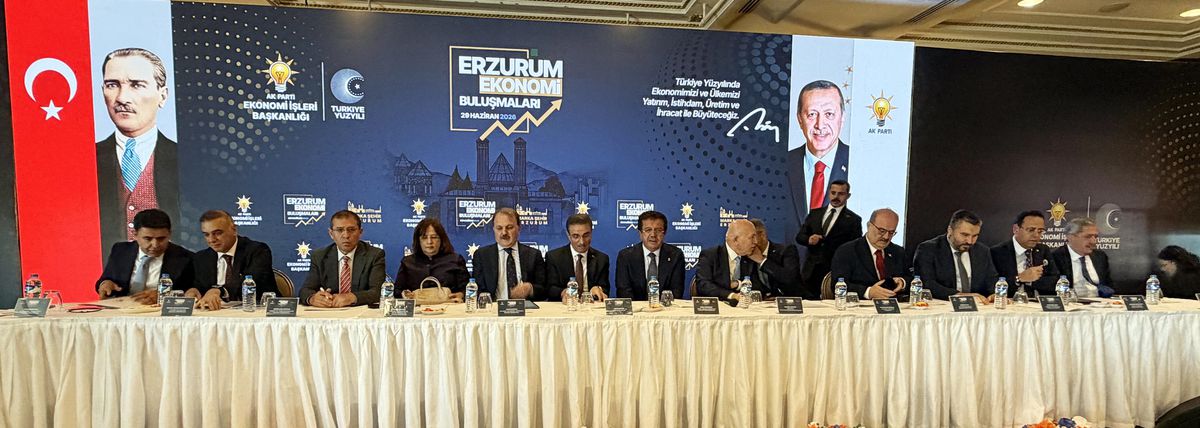 Nihat Zeybekci ve bakan yardımcılarının Erzurum'da katıldığı Ekonomi Buluşmaları toplantısından bir kare.