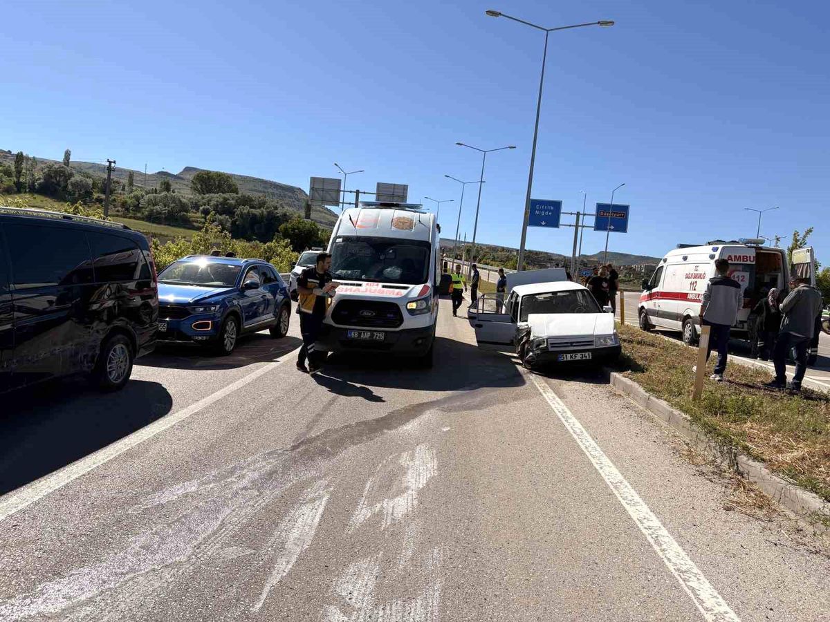 Aksaray'da otomobil minibüse çarptı: 8 yaralı