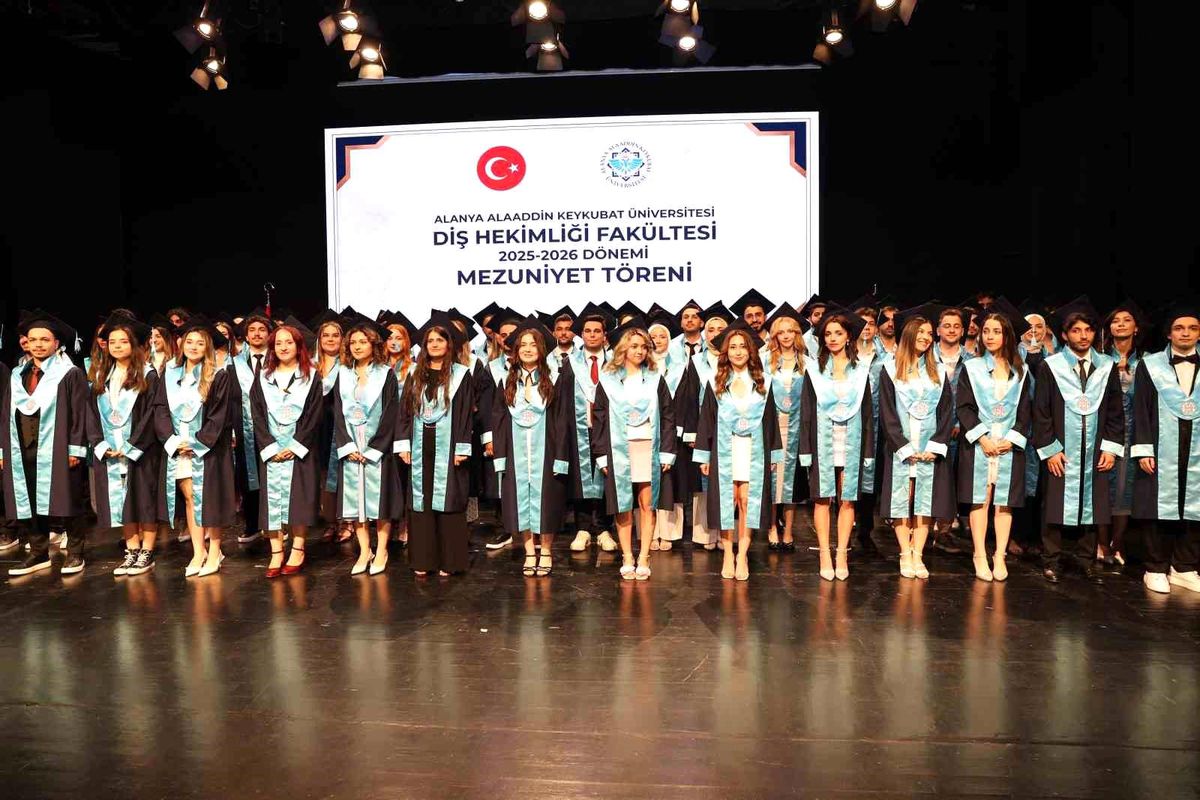 ALKÜ'de diş hekimliği fakültesinde mezuniyet heyecanı
