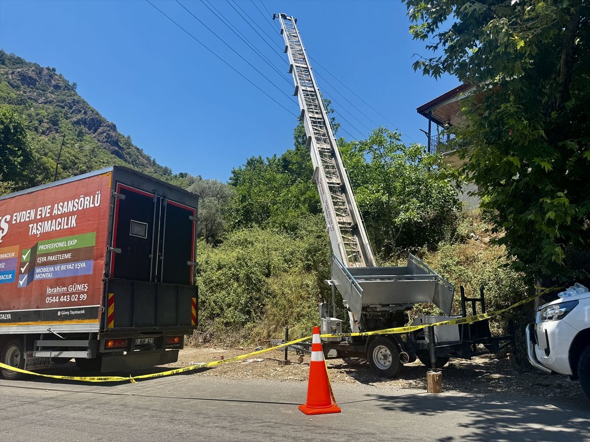 Antalya'da eşya taşırken elektrik akımına kapılan 2 kişi öldü