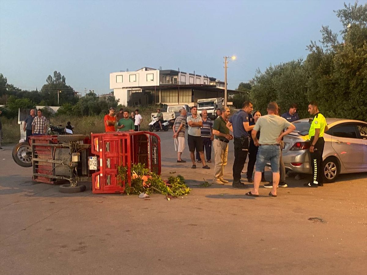 Antalya'da otomobille çarpışan elektrikli motosikletteki aynı aileden 4 kişi yaralandı