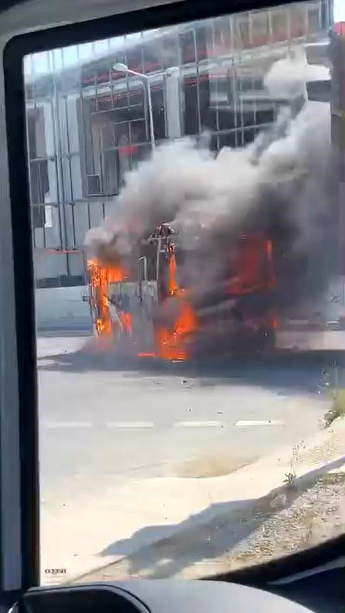Arnavutköy'de servis minibüsü alev alev yandı