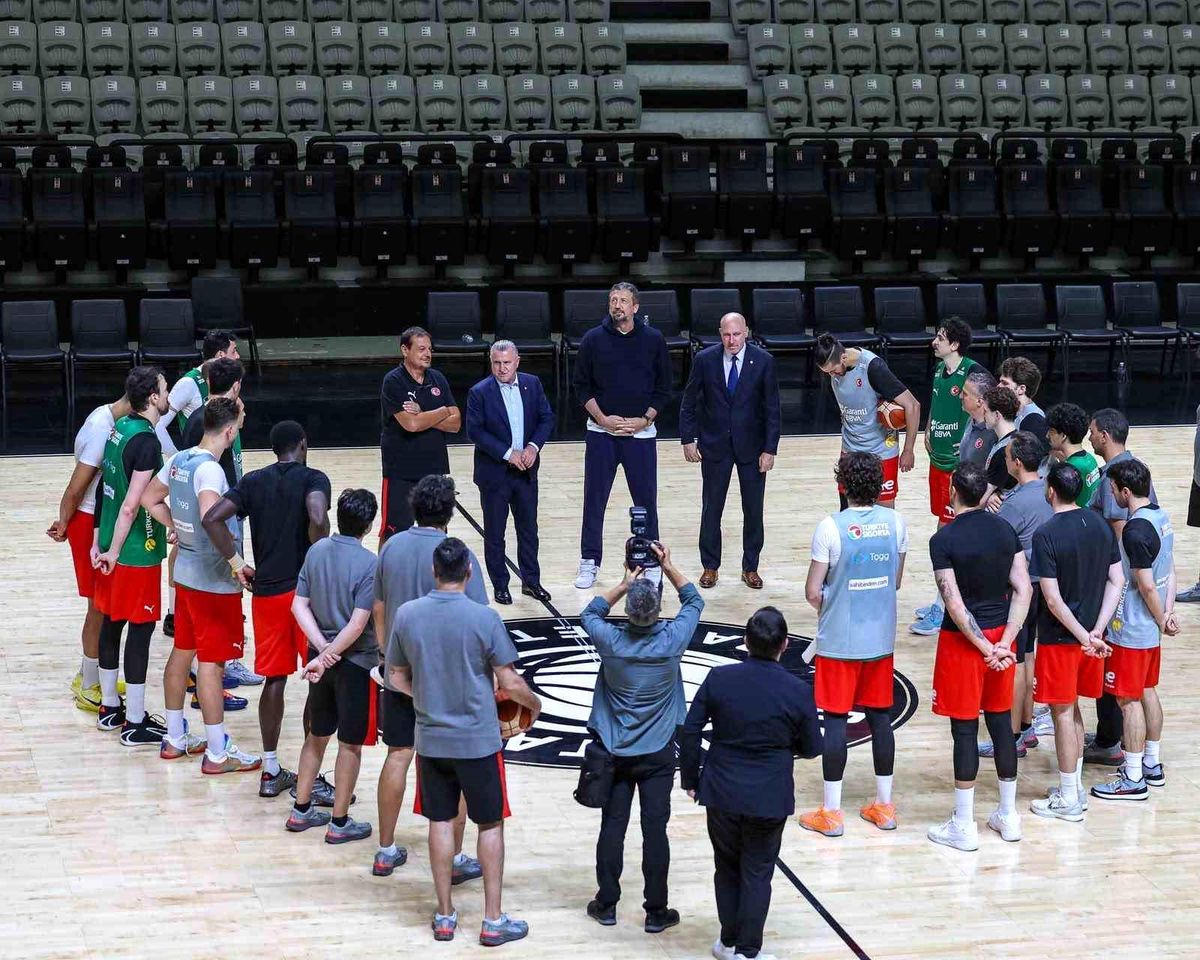 Gençlik ve Spor Bakanı Dr. Osman Aşkın Bak, A Milli Basketbol Takımı'nın antrenmanını izliyor.