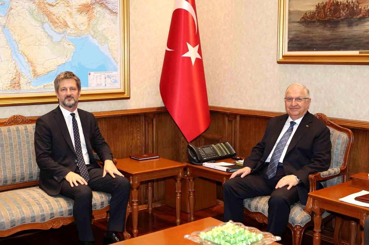 Milli Savunma Bakanı Yaşar Güler, Macaristan'ın Ankara Büyükelçisi Viktor Matis'i makamında kabul ediyor.