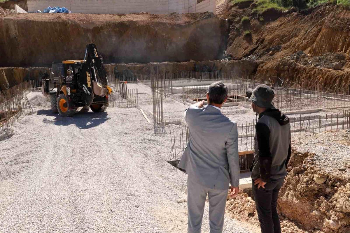 Bayburt'ta inşaatı devam eden Zahit Mahallesi Ortaokulu ve Esentepe Anaokulu binaları.