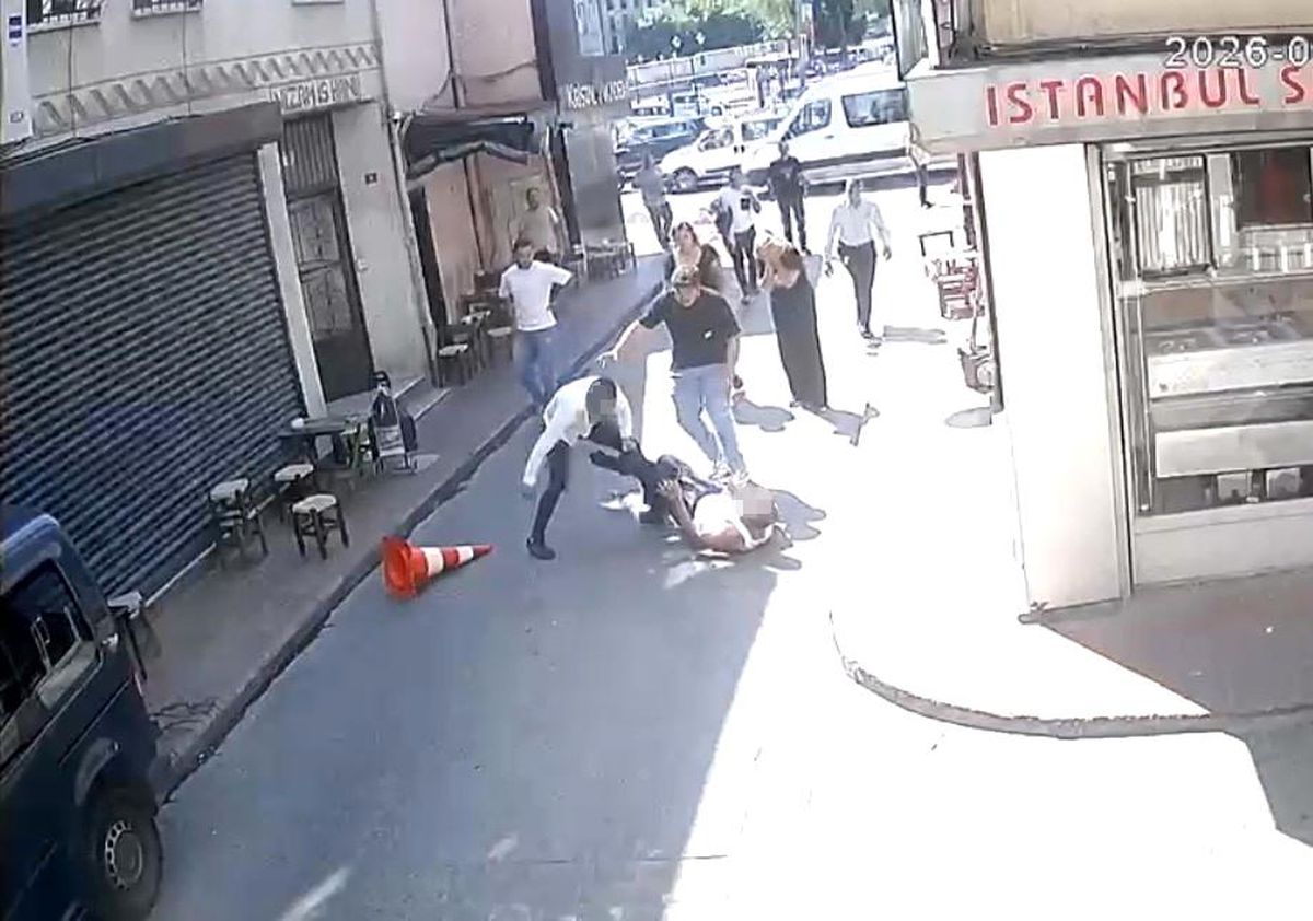 Beyoğlu'nda sarkıntılık iddiası kanlı bitti: Tekme, tokat ve dubayla dövülen şahıs bıçaklandı