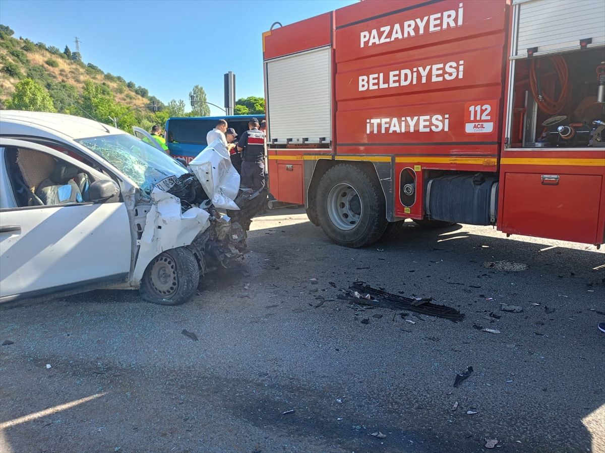 Bilecik'te hafif ticari araç ile otobüs çarpıştı, 4 kişi yaralandı