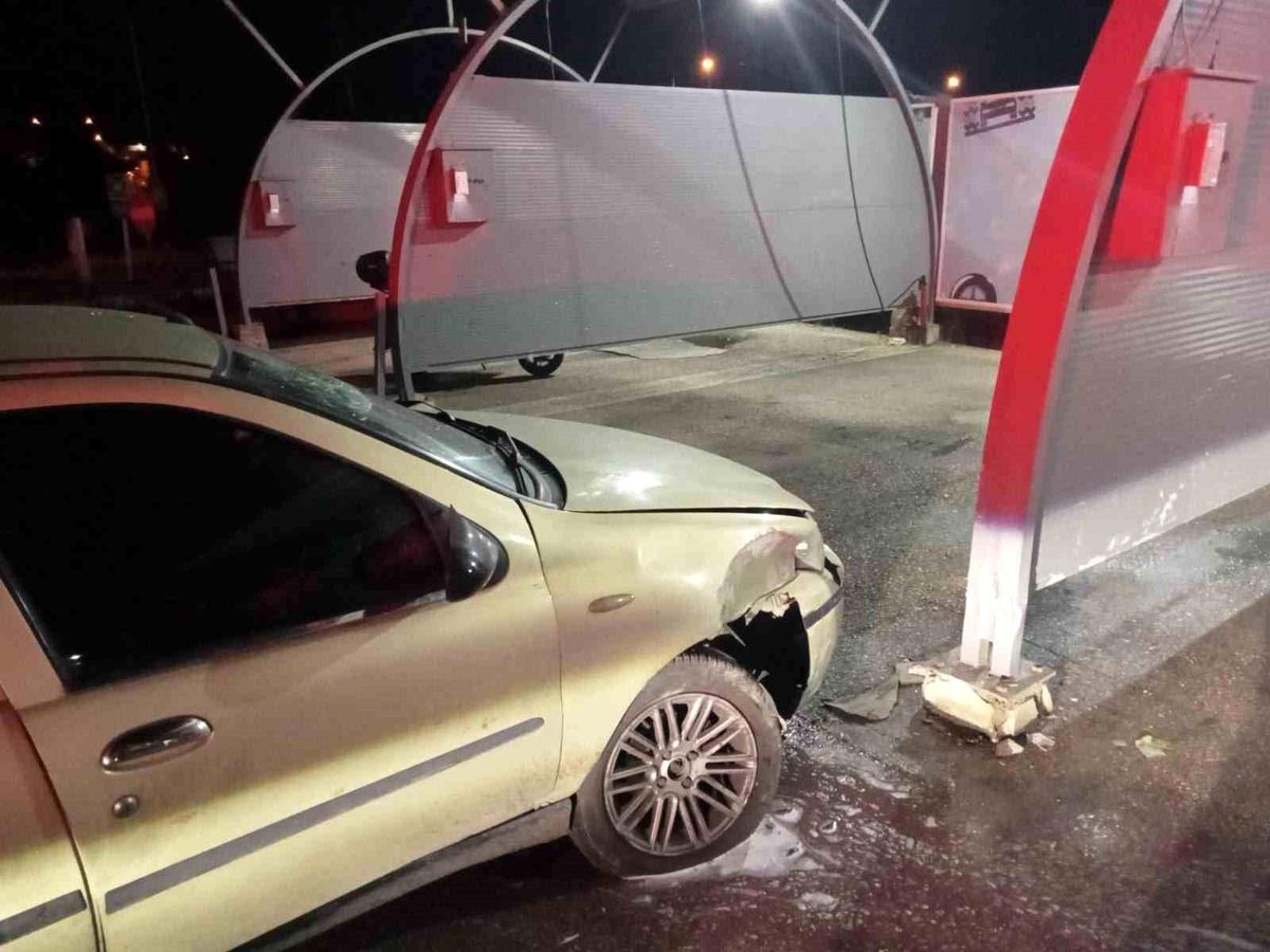 Bilecik'te bir akaryakıt istasyonunun yıkama alanına çarpan otomobil.