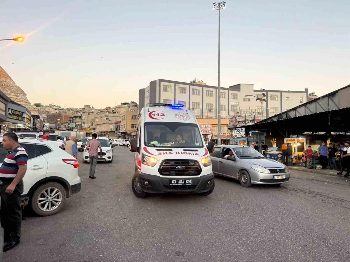 Şanlıurfa'nın Birecik ilçesinde yaşanan bıçaklı kavga sonrası polis incelemesi.