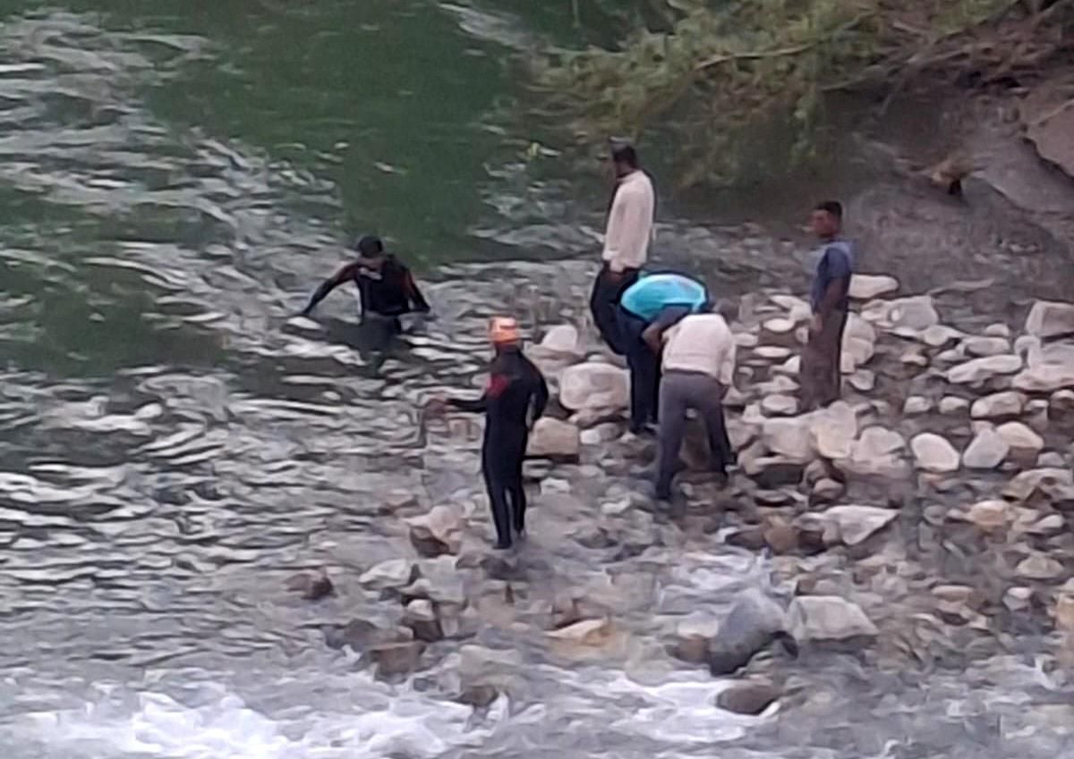Bitlis'te dereye giren 3 kardeşten biri hayatını kaybetti, birini babası kurtardı, diğeri ise kayıp