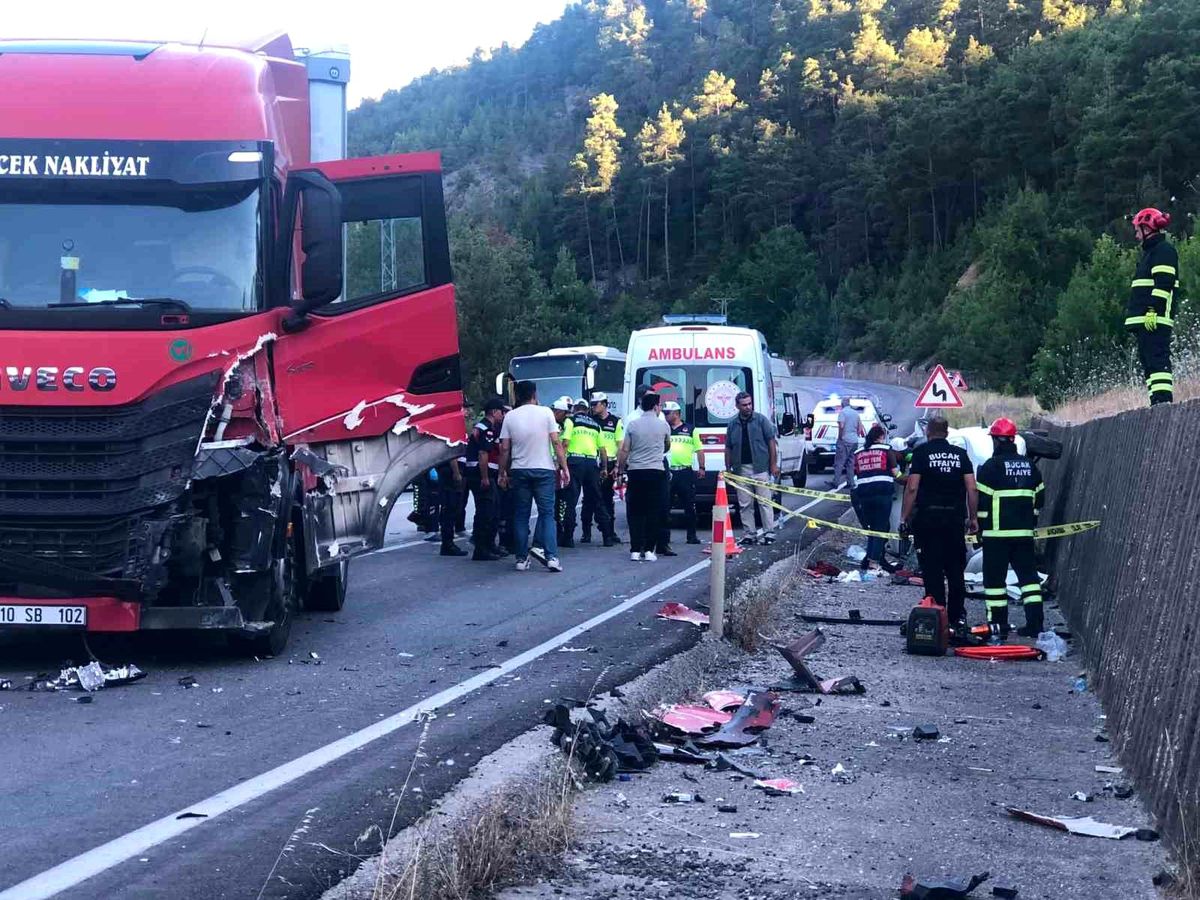 Burdur'da tır ile hafif ticari araç çarpıştı: 1 ölü, 1 yaralı