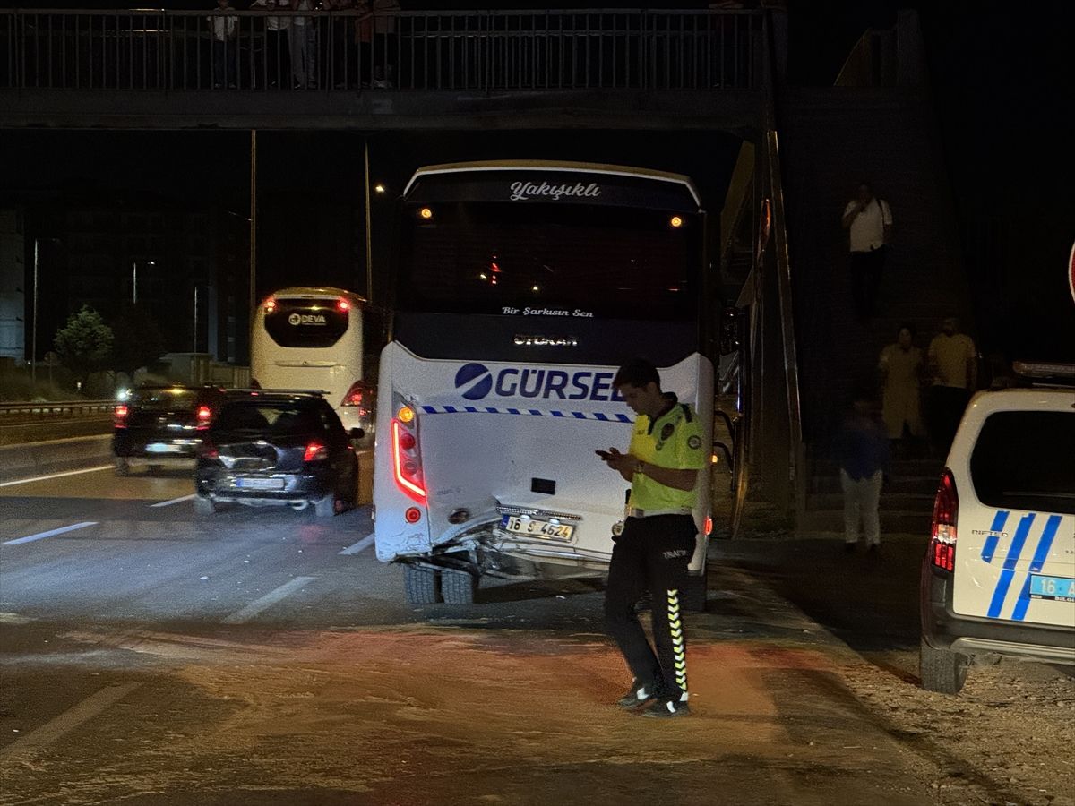 Bursa'da işçi servisine arkadan çarpan otomobilde yaralılar olduğu an.