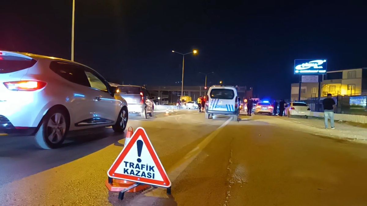 Bursa'da meydana gelen trafik kazasında hasar gören servis midibüsü ve otomobil.