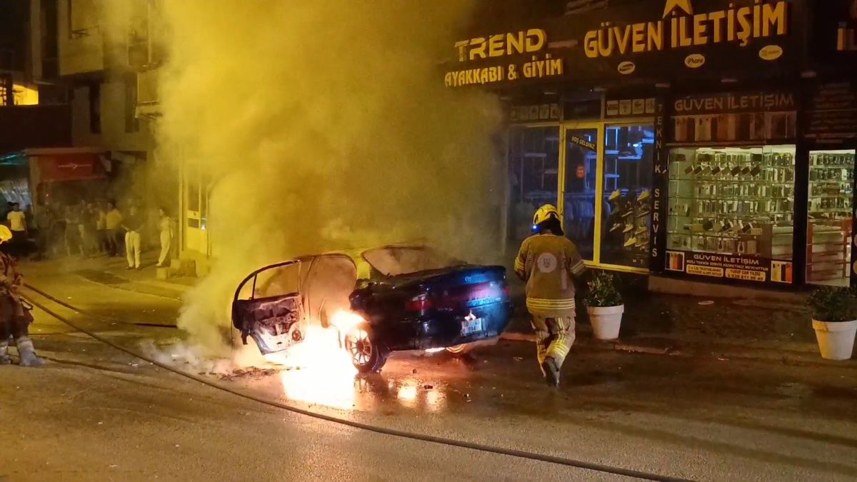 Bursa'da seyir halindeki bir otomobil alevler içinde.