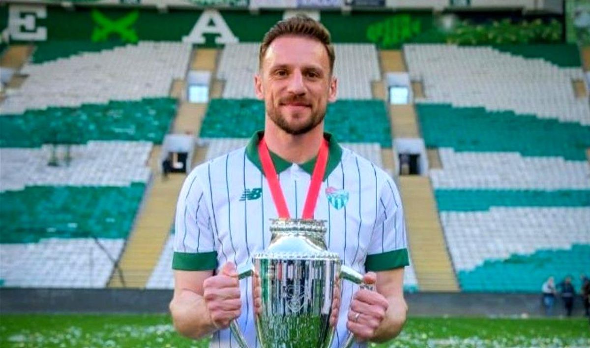 Bursaspor kalecisi Anıl Atağ'ın sözleşme yenileme töreninden bir görüntü.