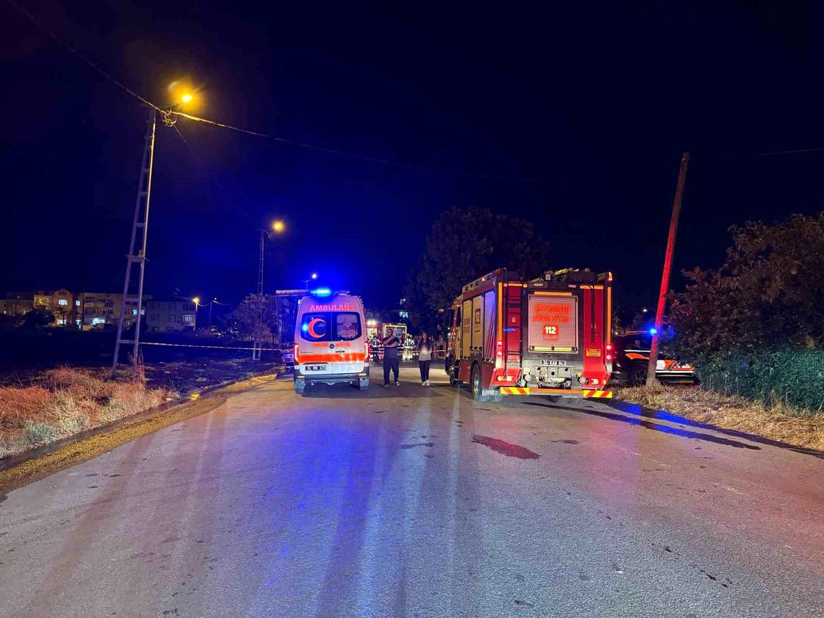 Büyükçekmece'de park halindeki tırın alev aldığı anı gösteren görsel.