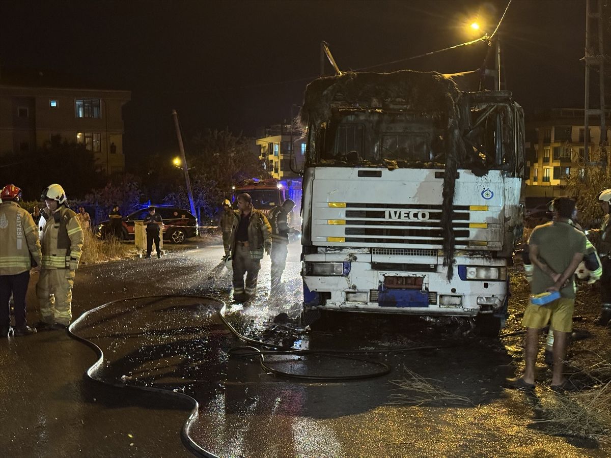 Büyükçekmece'de park halindeki tırda çıkan yangın söndürüldü